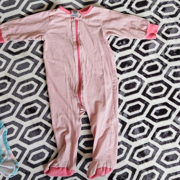 Carter's & Gerber Baby Onesies and Sleeper 6-9M. Lot of 3 - Picture 6 of 9